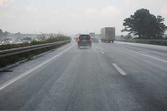 Conducir con lluvia autopista